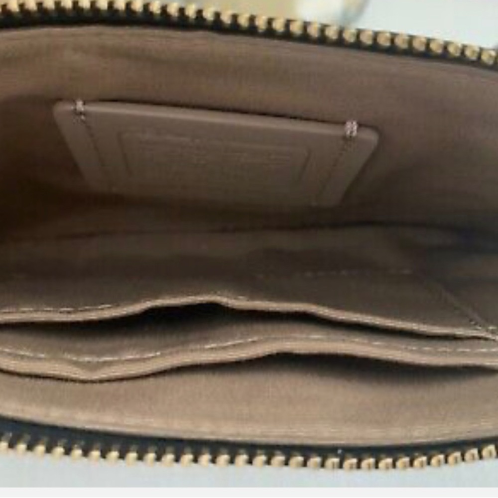 NWT Coach CC334 Disney X Coach Corner Zip Leather Wristlet With Cruella Motif - Picture 2 of 2